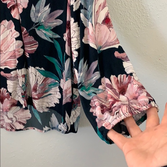 Floral Pattern Top 🌺🌸 - Picture 2 of 6